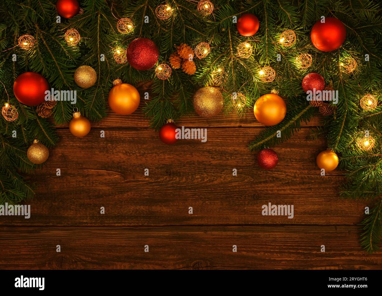 Albero di Natale con luci e palle su legno Foto Stock