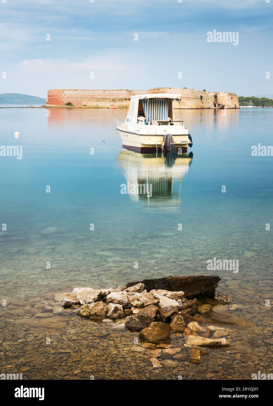 Imbarcazione a motore ancorata Foto Stock