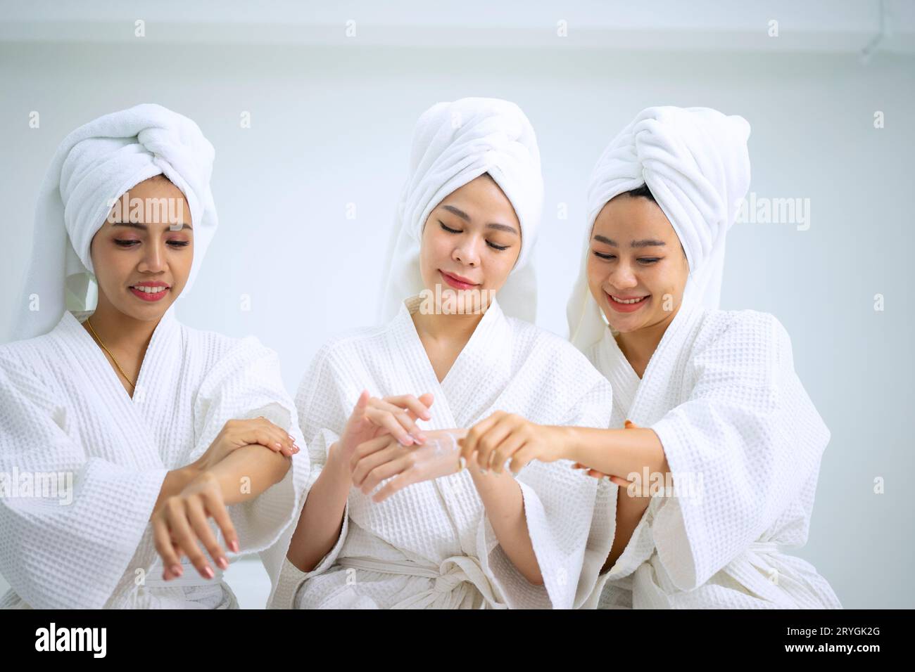 Le donne belle trascorrono del tempo al resort e al centro benessere. Concetto di attività di viaggio e di svago. Foto Stock