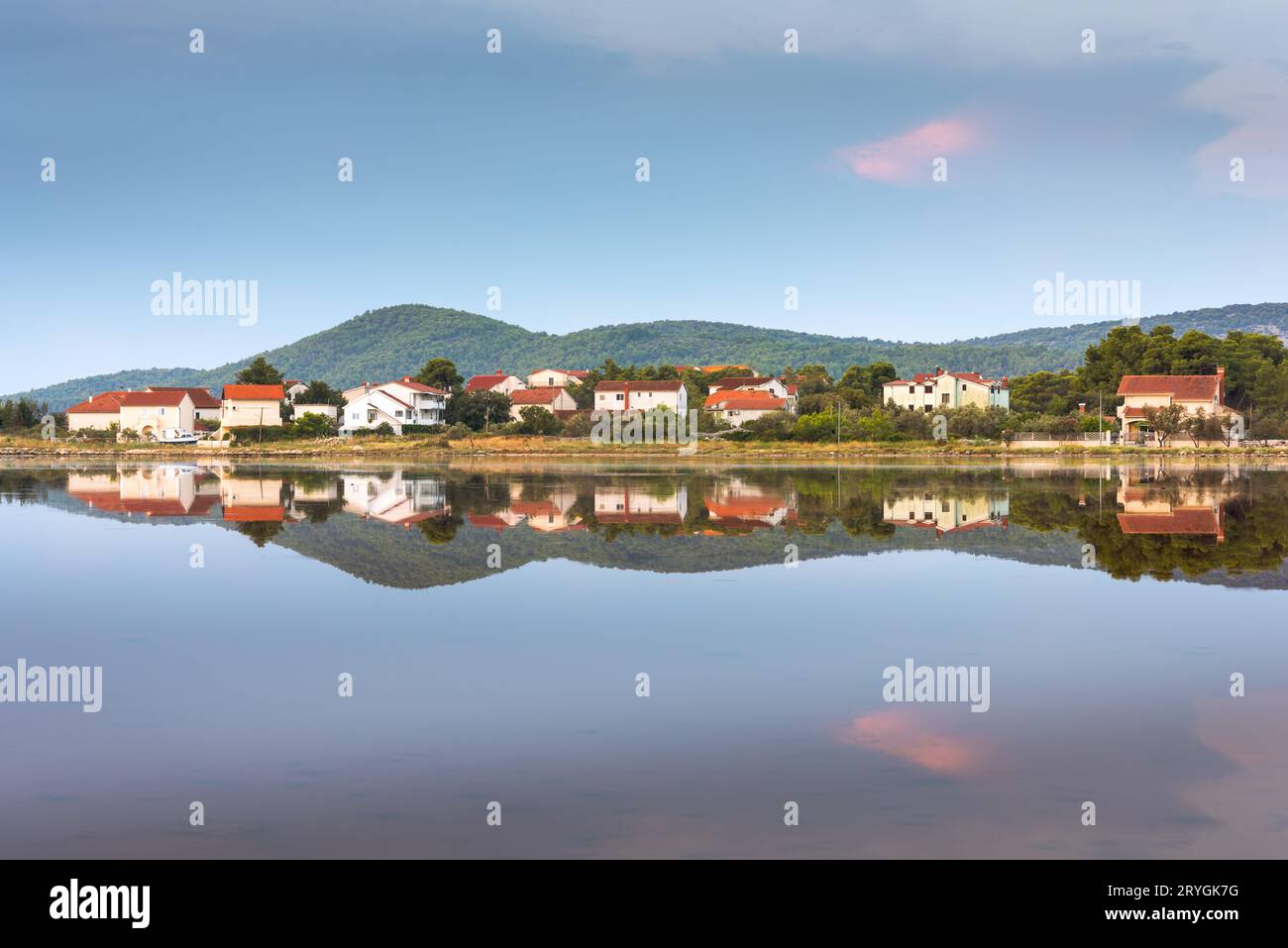 Riflessione del villaggio di Zablace vicino a Sibenik, Croazia Foto Stock
