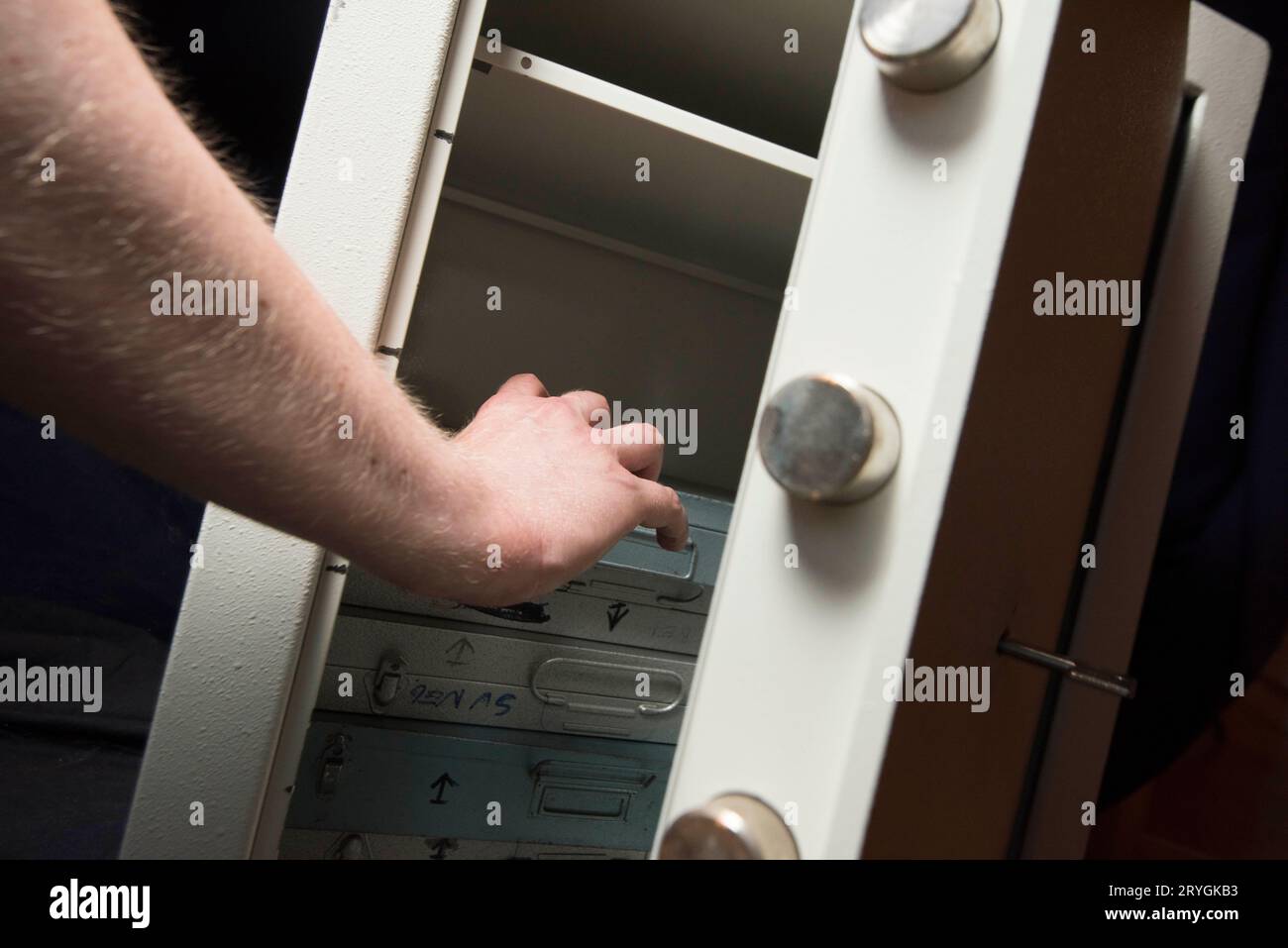 Furto di denaro in una banca Foto Stock