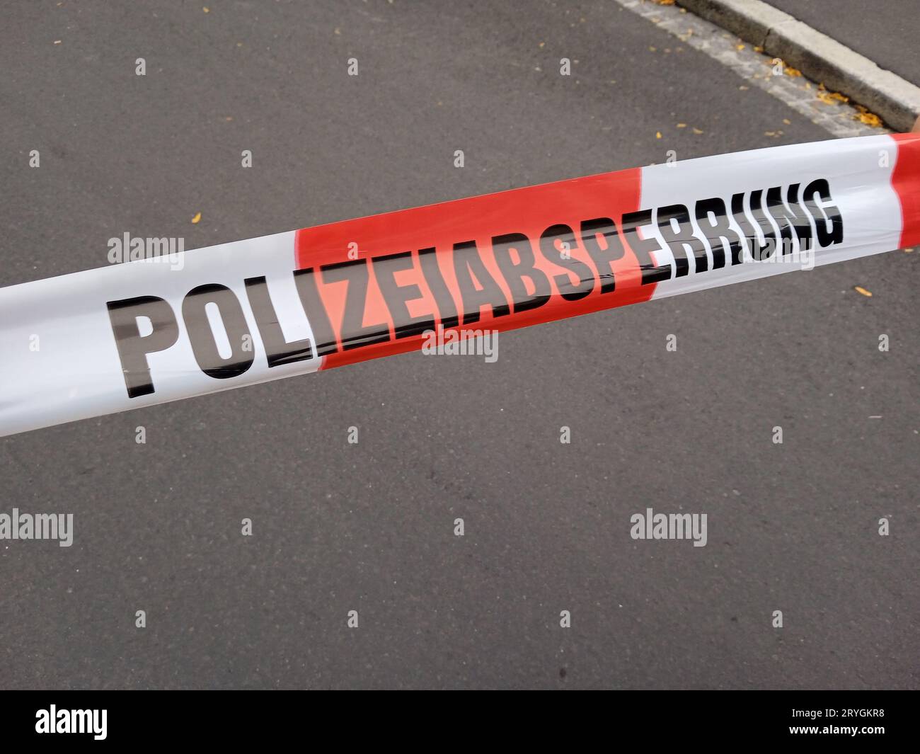 Nastro barriera della polizia per il fissaggio Foto Stock