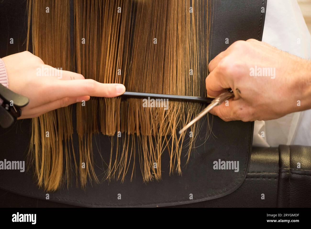 Capelli styling presso il parrucchiere Foto Stock