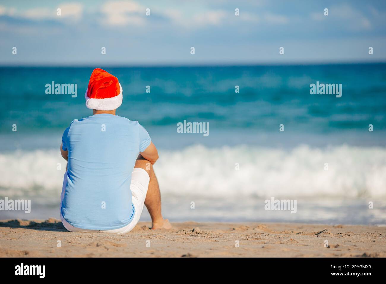 Giovane uomo a Babbo Natale in spiaggia vacanze Foto Stock