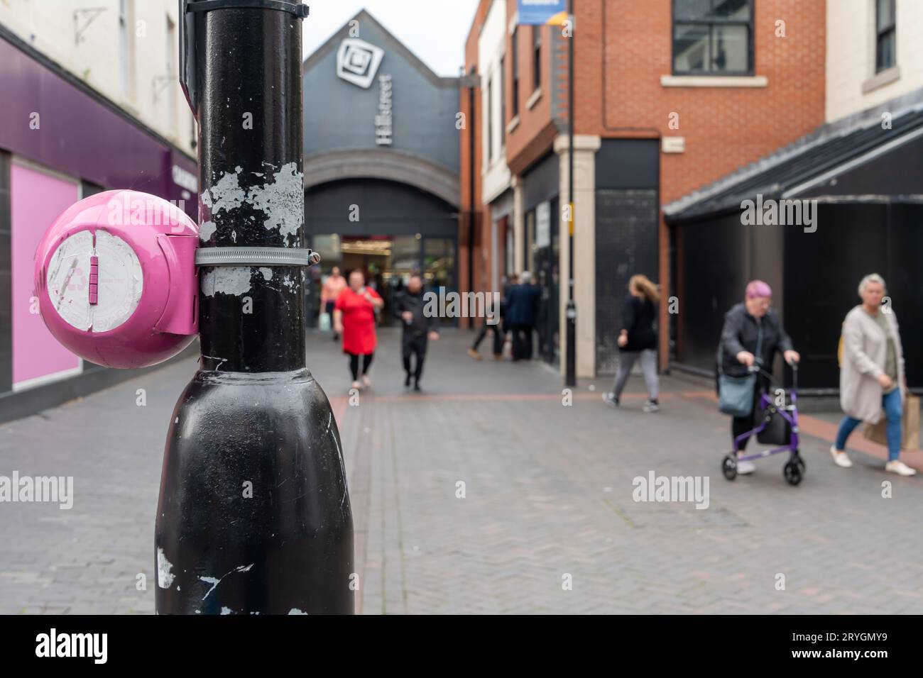 Contenitore montato su montante con lampada a goccia rosa. per lo smaltimento delle gomme da masticare e delle gomme da masticare usate. Foto Stock