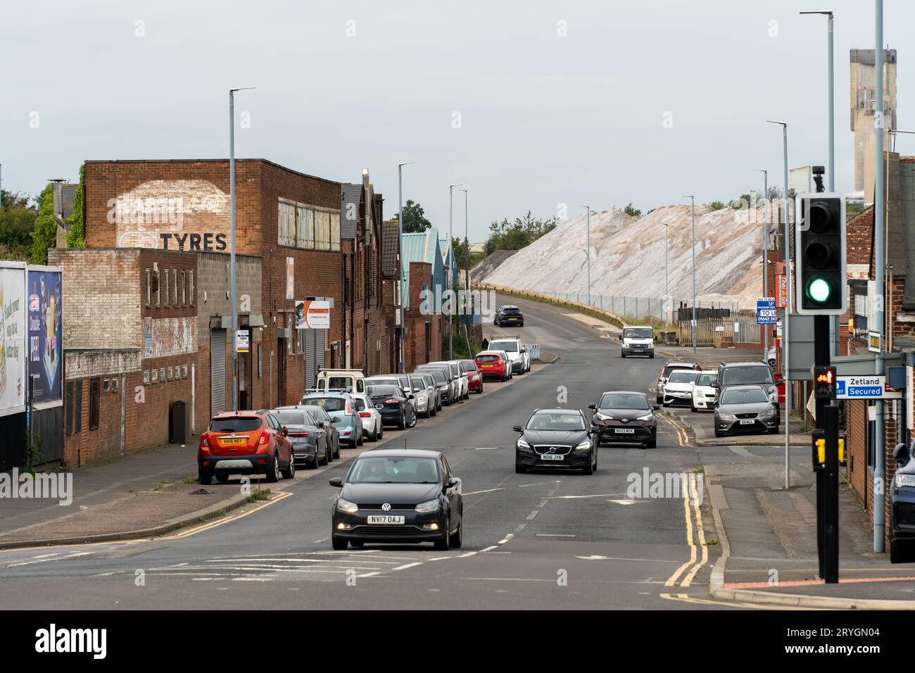 North Road, Middlesbrough, Regno Unito, con lo stabilimento di stoccaggio del sale secco alla rinfusa di Cobra Middlesbrough sullo sfondo. Foto Stock