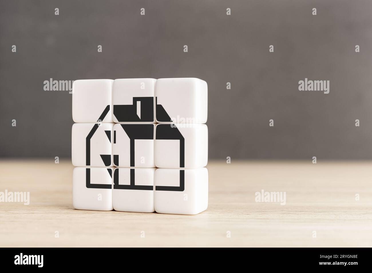 Blocchi cubici con icona della casa. Concetto immobiliare Foto Stock