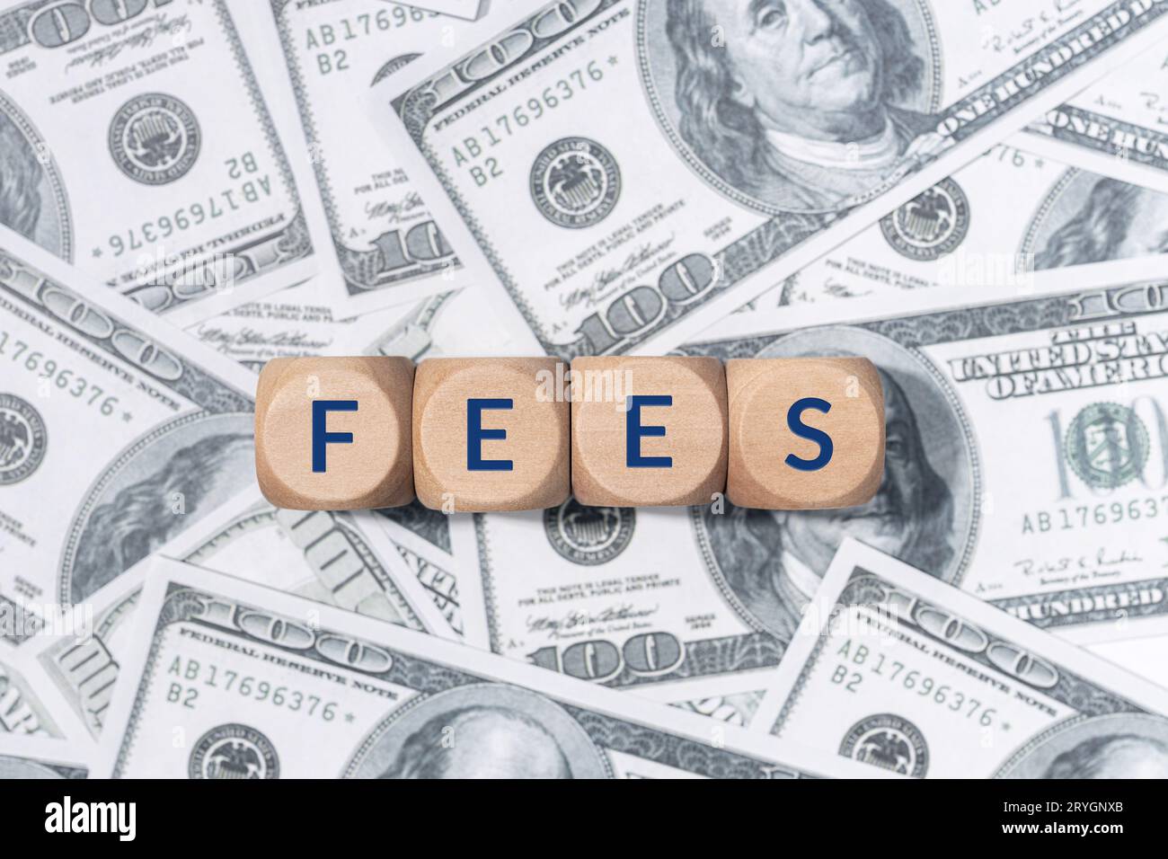 TASSE parola su blocchi di legno e dollari americani fatture sfondo Foto Stock