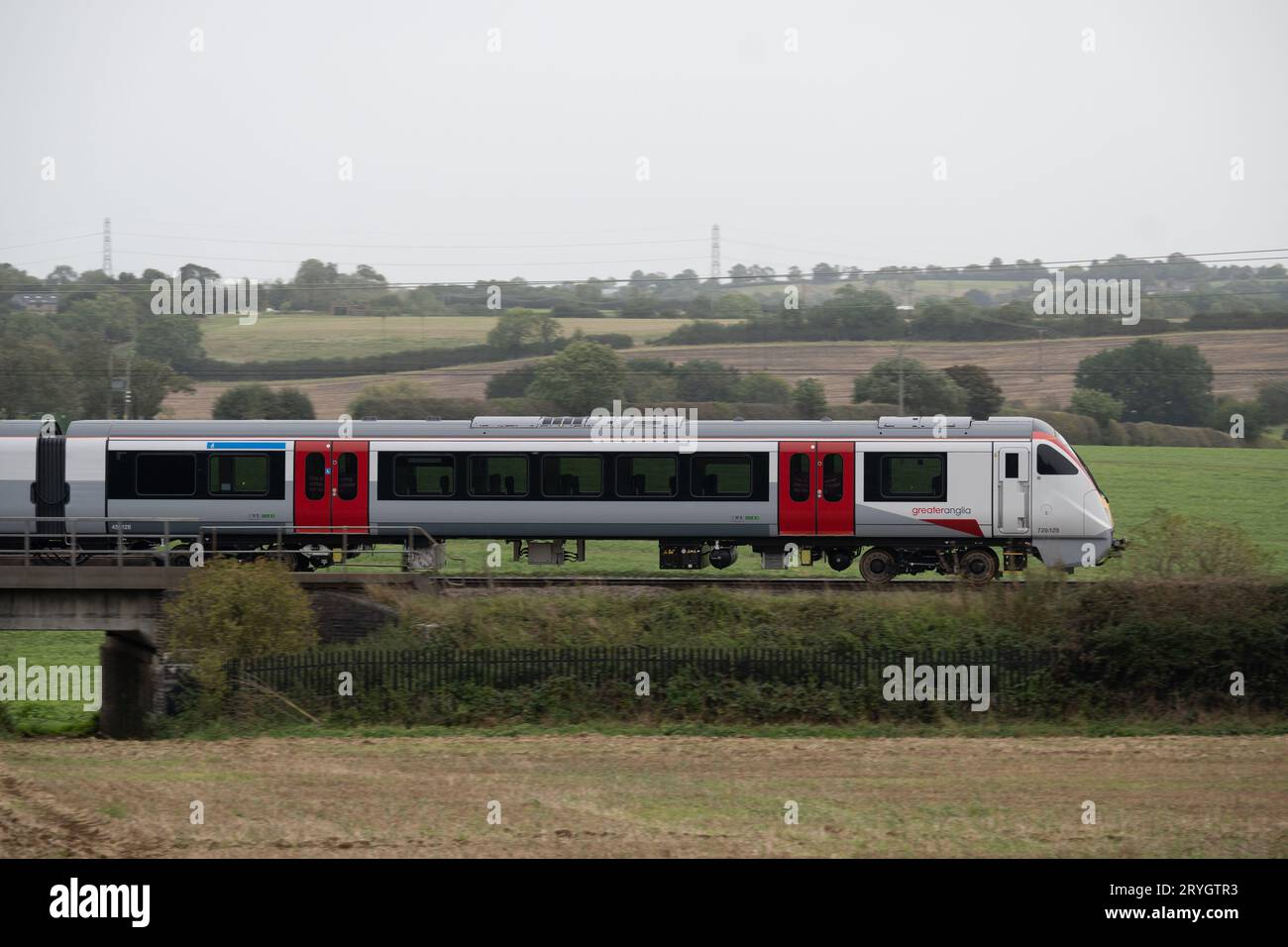 Treno Greater Anglia classe 720 sulla West Coast Main Line, Northamptonshire, Inghilterra, Regno Unito Foto Stock