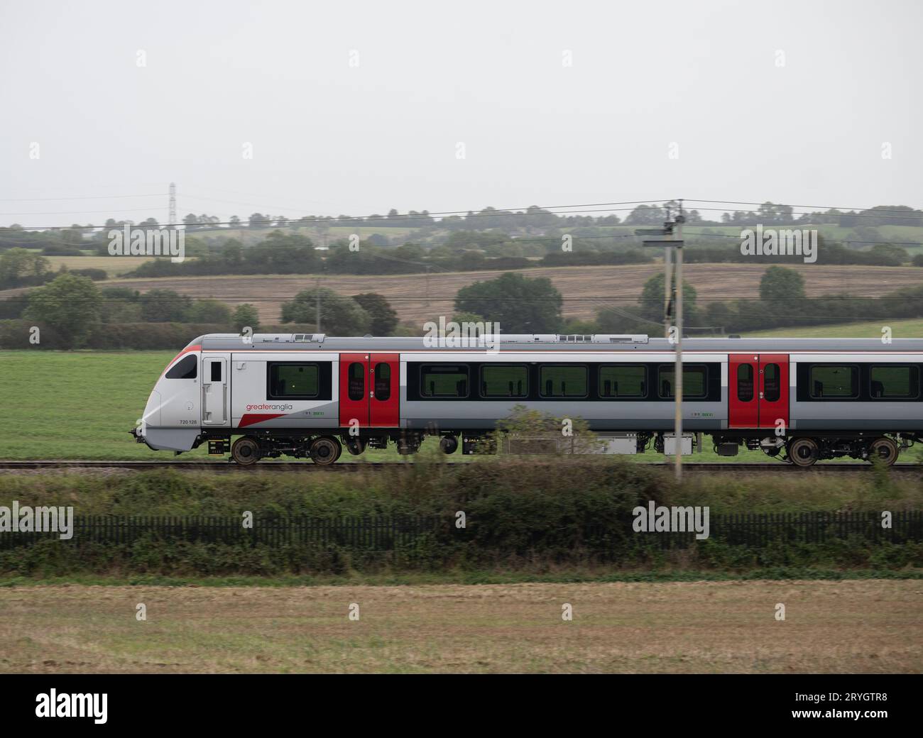 Treno Greater Anglia classe 720 sulla West Coast Main Line, Northamptonshire, Inghilterra, Regno Unito Foto Stock