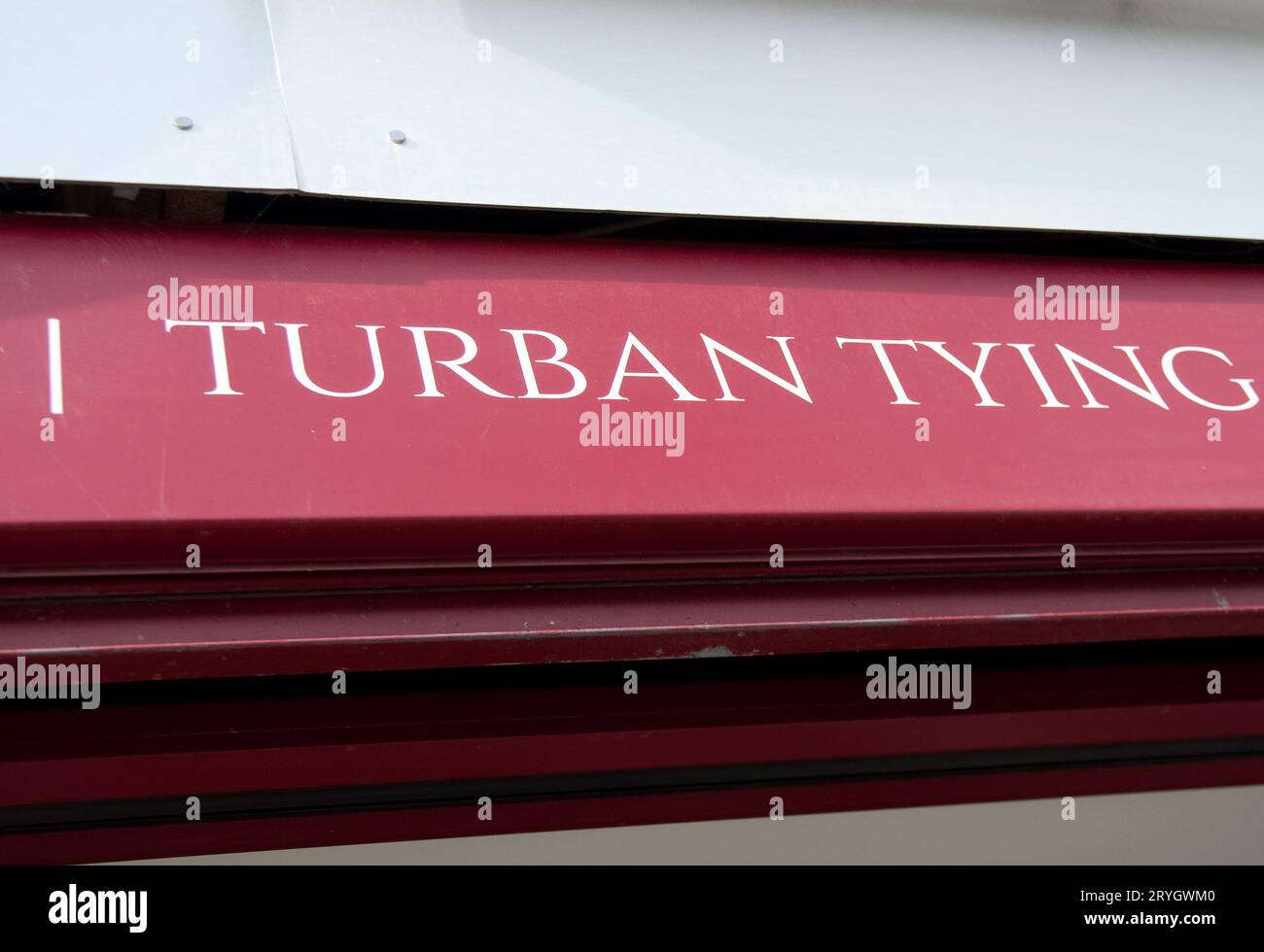 Negozio che offre legature Turban per occasioni speciali, Southall, Londra, Regno Unito. In occasioni speciali, i sikh hanno i loro turbanti adattati professionalmente Foto Stock