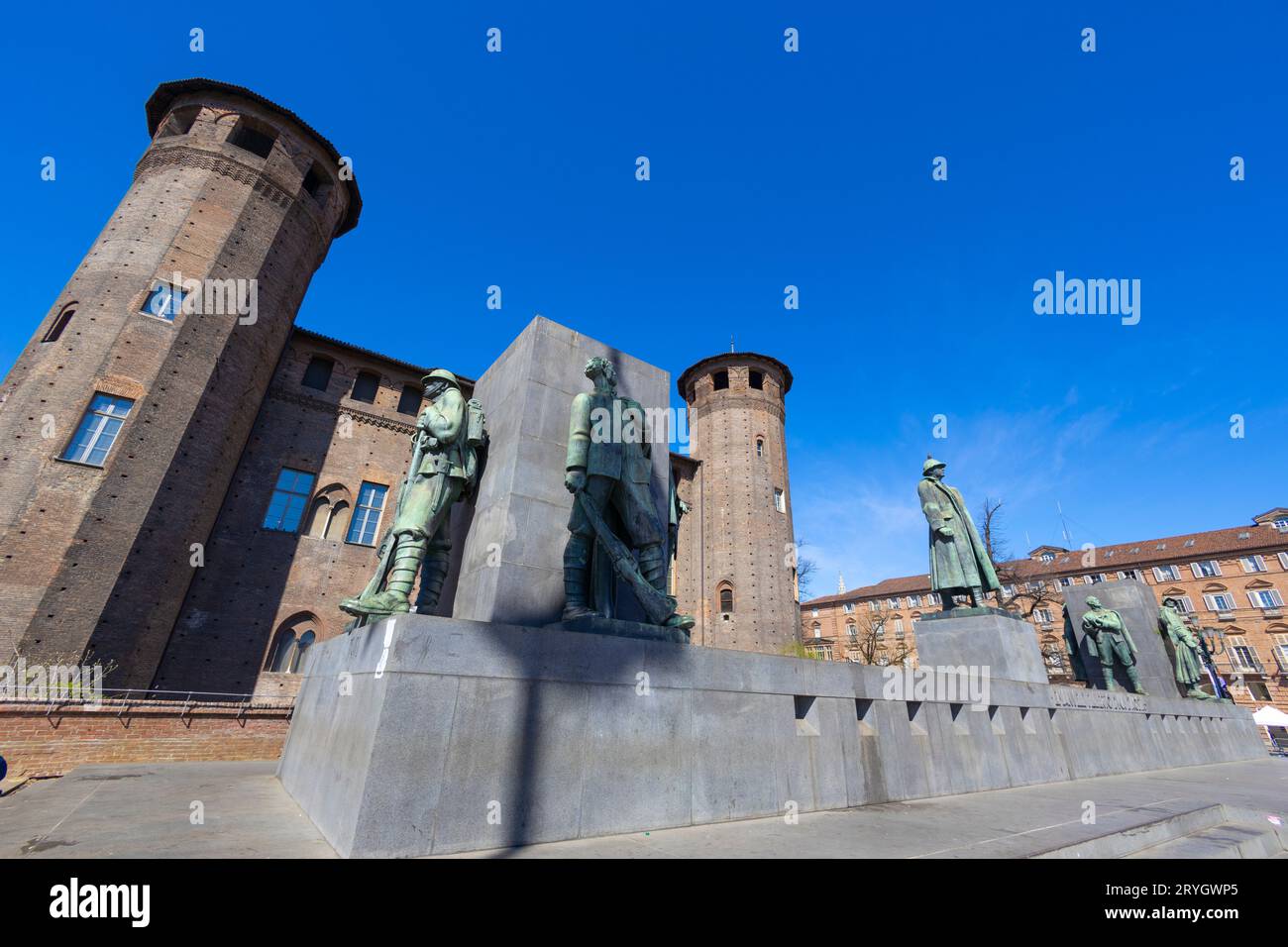 TORINO (TORINO), ITALIA, 25 MARZO 2023 - il Castello con il Monumento di Emanuele Filiberto Duca d'Aosta in Piazza Castello, Torino, Italia Foto Stock
