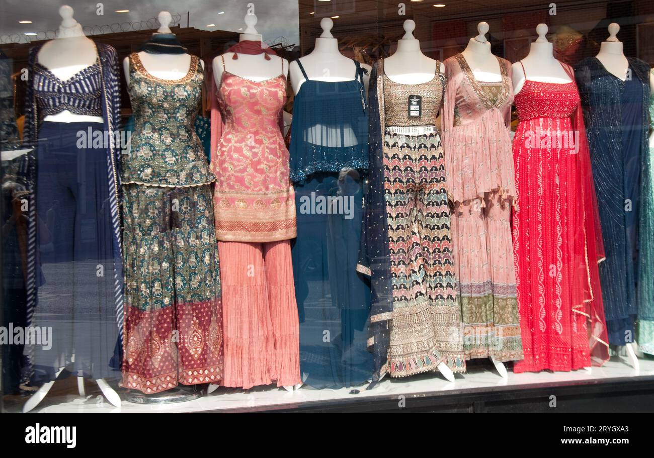 Bridal Shops, The Broadway, Southall, Londra, Regno Unito. Conosciuta come la capitale indiana dell'abbigliamento da sposa del Regno Unito, Foto Stock