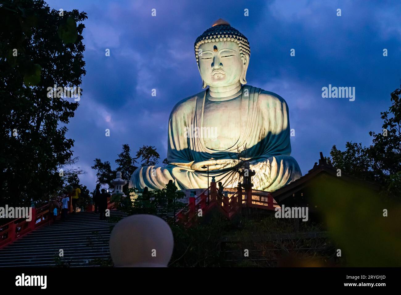 Grande statua di Buddha contro il cielo blu. Foto Stock