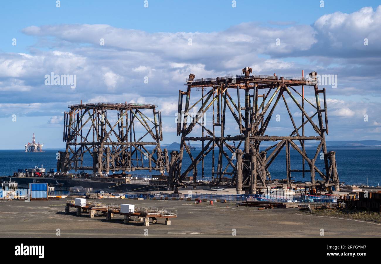 Due grandi strutture petrolifere in fase di dismissione in un cantiere navale a Methil, East Fife, Scozia - 2023. Foto Stock