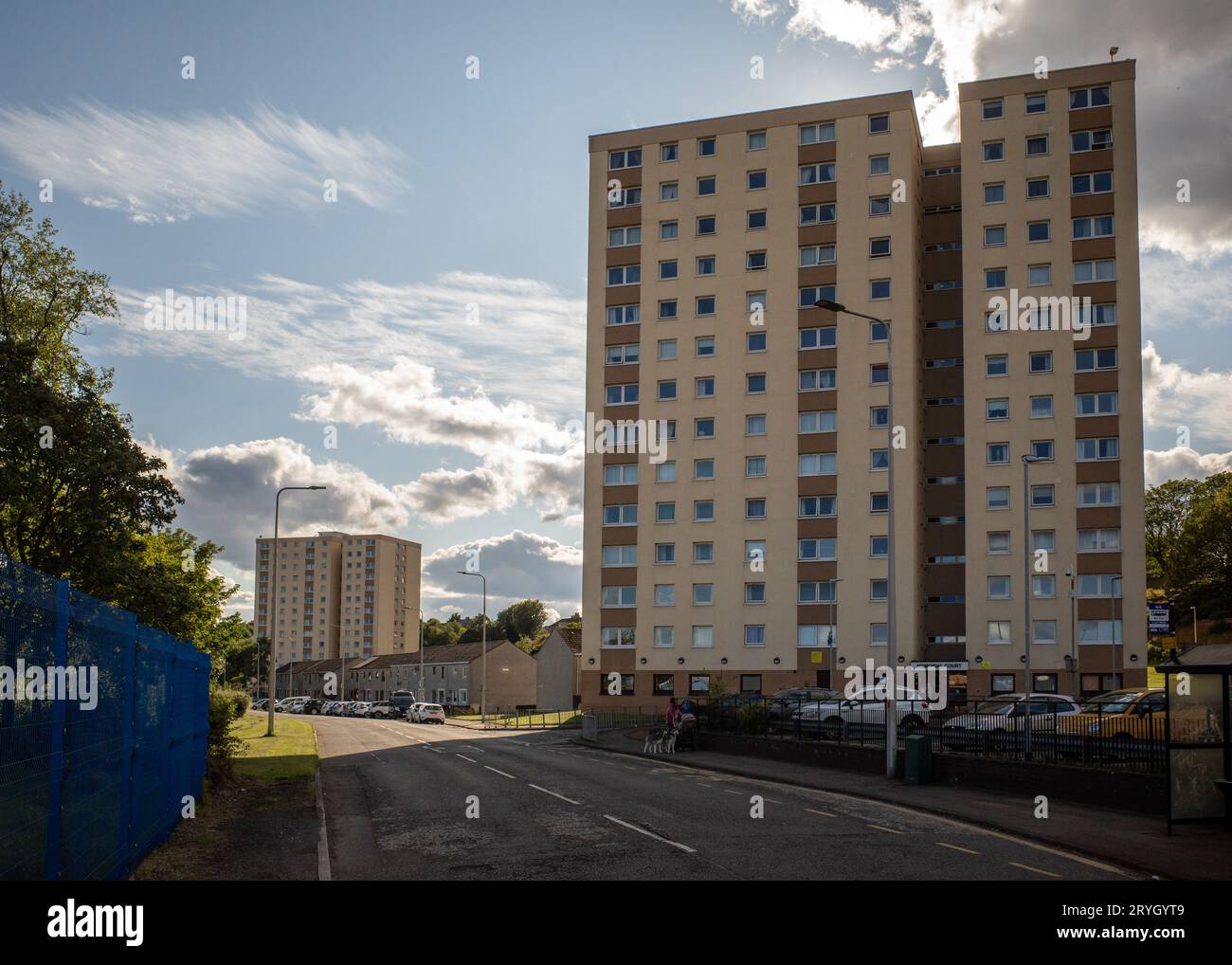 Due edifici a torre a Lower Methil, East Fife, Scozia (2023). E' stato stabilito, il rivestimento deve essere rimosso da questi blocchi per la sicurezza antincendio. Foto Stock