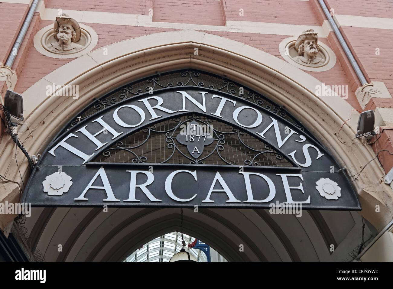 Segui le indicazioni per l'ingresso al Thornton's Arcade, Leeds Foto Stock