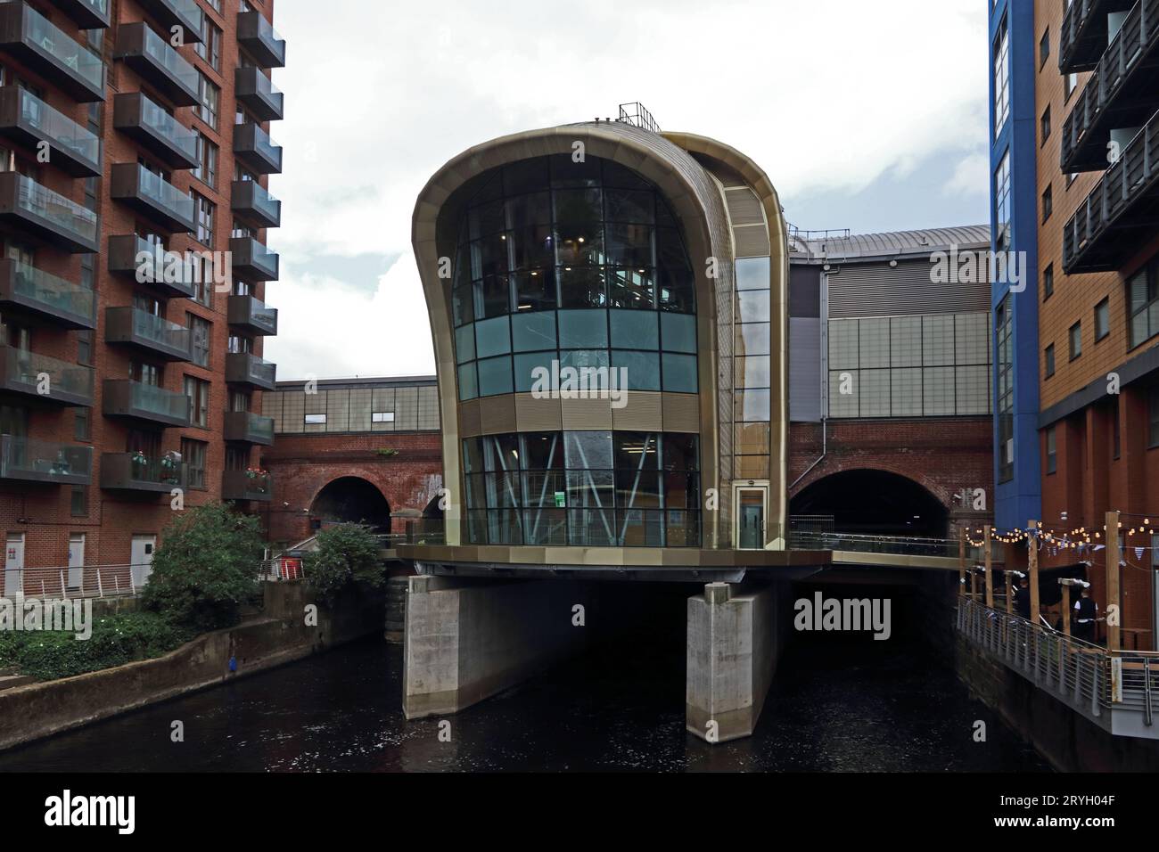 Ingresso posteriore alla stazione ferroviaria di Leeds, Granary Wharf, Leeds Foto Stock