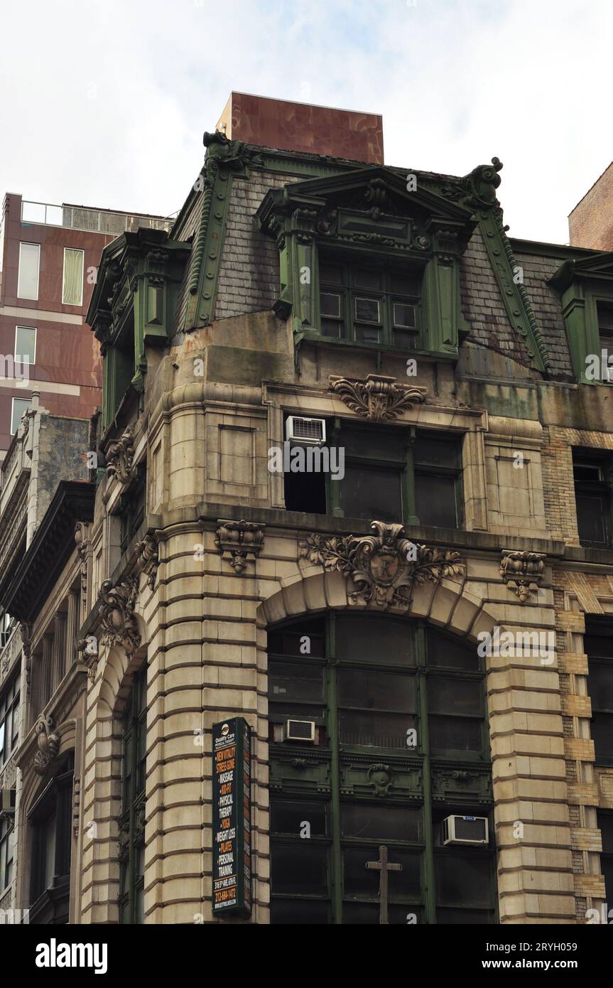 Vista ad angolo basso di vecchi edifici di appartamenti con facciate decorative e graffiti a New York City Foto Stock