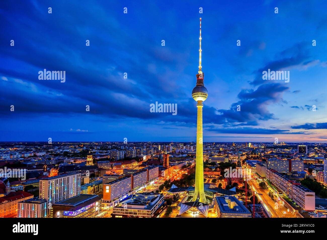 Una vista di Berlino di notte Foto Stock