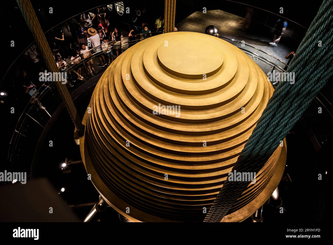 Ammortizzatore di massa sintonizzato Taipei 101 Foto Stock