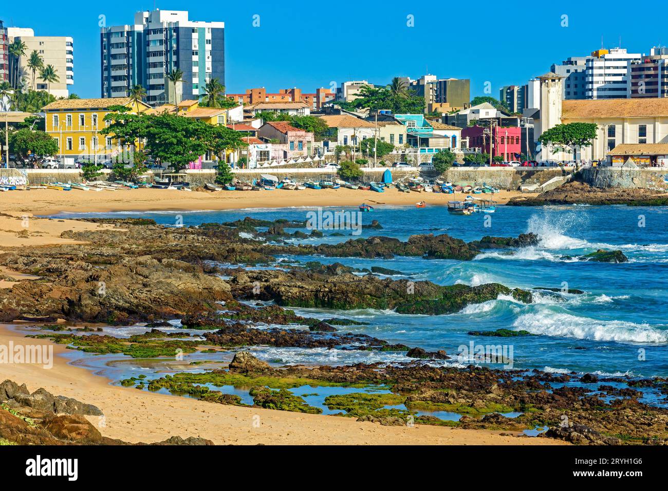 Spiaggia del fiume Rosso, conosciuta come il quartiere bohémien della città di Salvador Foto Stock