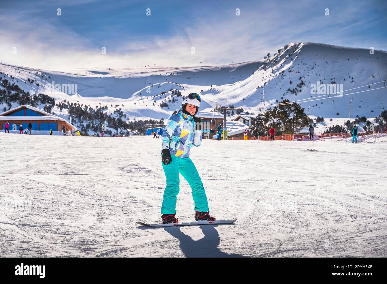 Donna, che si diverte e impara a cavalcare su uno snowboard, Andorra Foto Stock