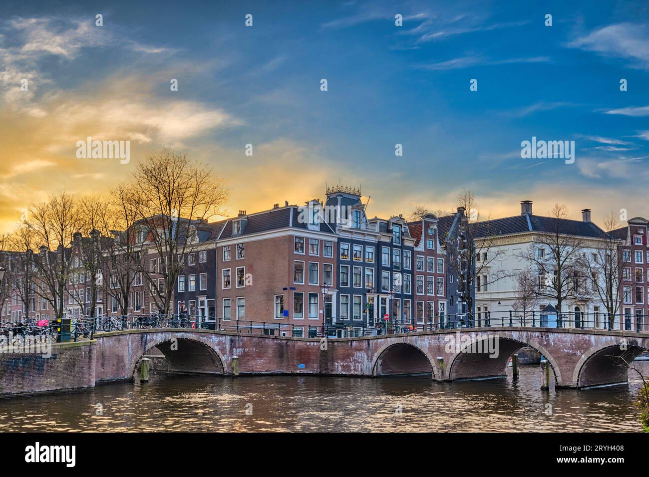 Amsterdam Paesi Bassi, sunset city skyline di casa olandese a canal waterfront Foto Stock