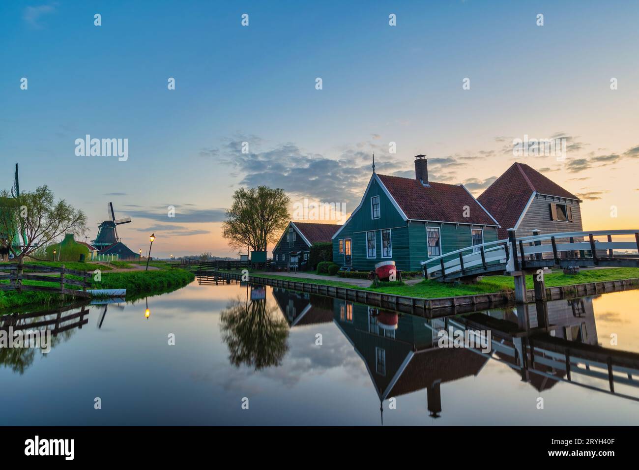 Amsterdam Paesi Bassi, Alba paesaggio del mulino a vento olandese e casa tradizionale a Zaanse Schans VI Foto Stock