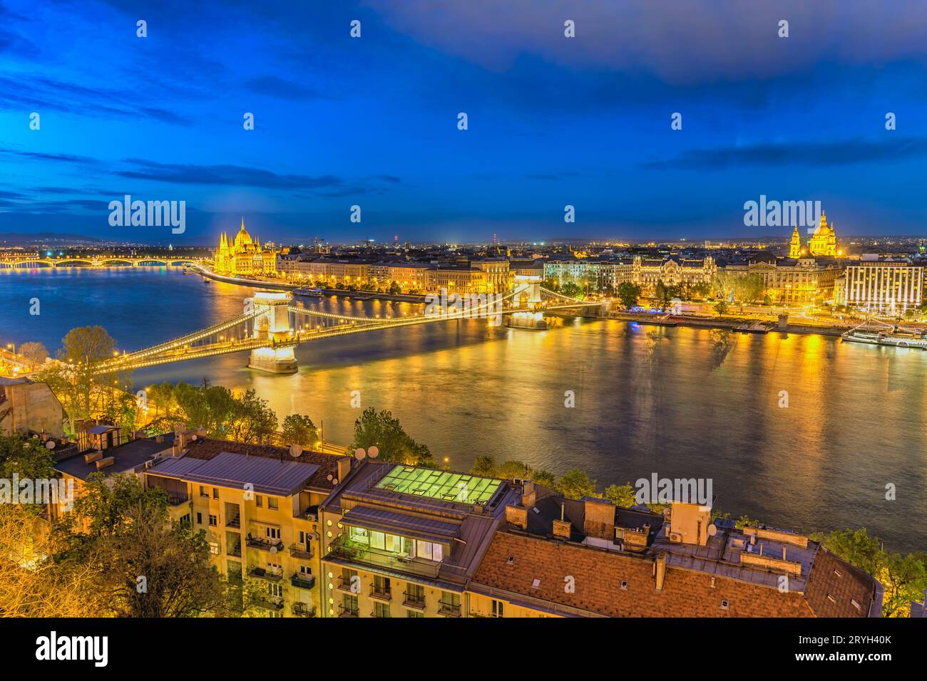 Budapest Ungheria, notte dello skyline della città sul Danubio con Ponte delle catene e Parlamento ungherese Foto Stock