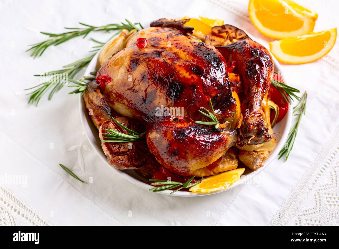 Pollo croccante al forno con arance. Foto Stock