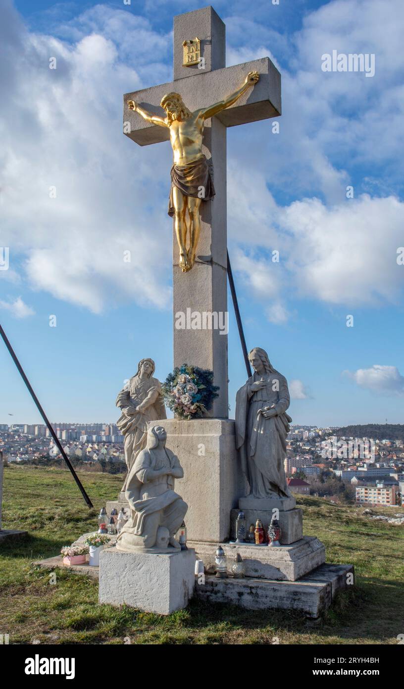 Crocifisso d'oro Gesù Cristo sulla croce. Primo piano. Dettaglio. Nitra Calvario. Slovacchia. Foto Stock