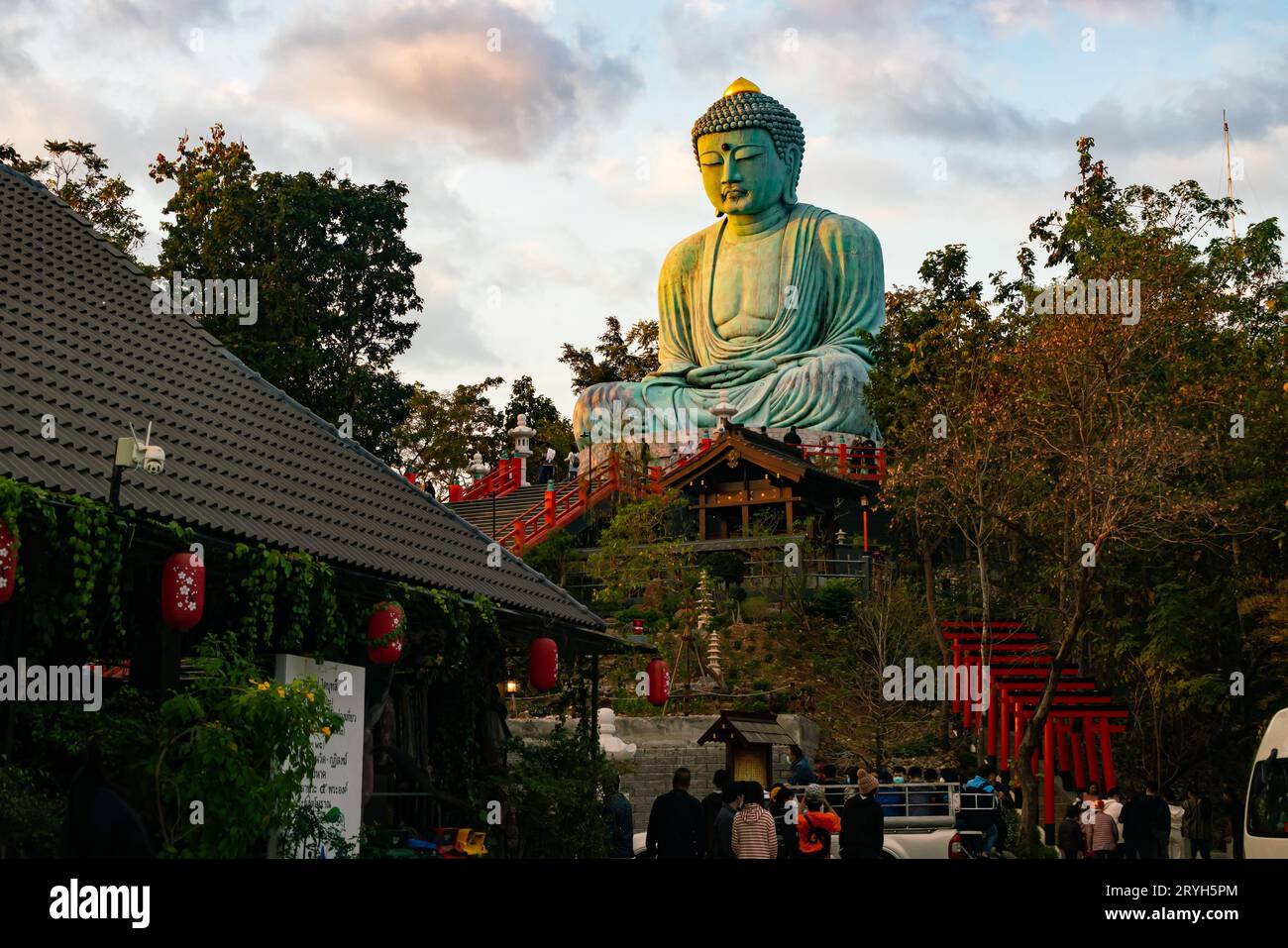 Turista alla grande statua del Buddha seduto. Foto Stock