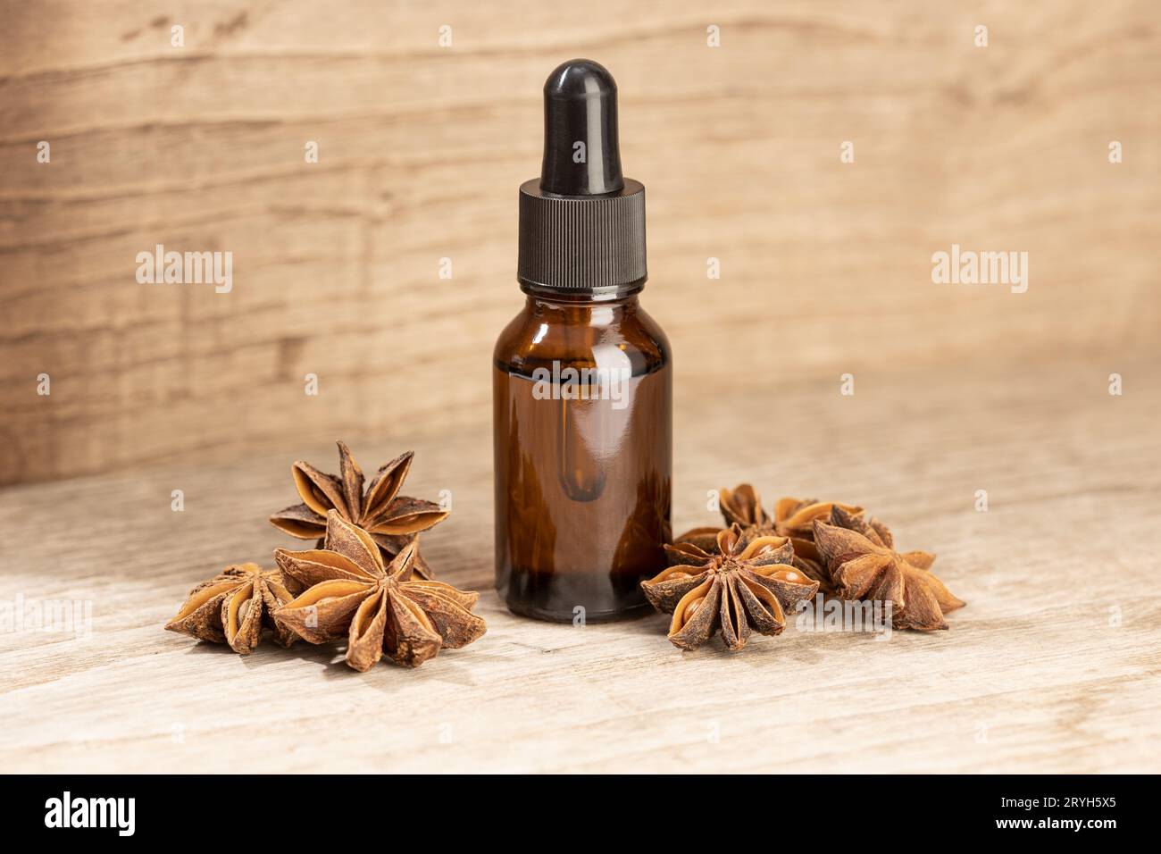 Star anise olio essenziale ancora vita. Flacone in vetro ambrato con pipetta per la cura della pelle o l'aromaterapia. Spazio di copia Foto Stock