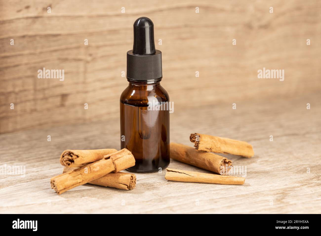 Cannella olio essenziale ancora vita. Flacone in vetro ambrato con pipetta per la cura della pelle o l'aromaterapia. Spazio di copia Foto Stock
