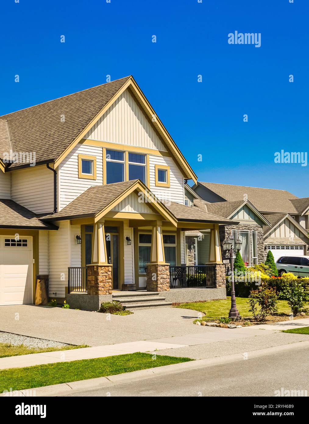 Grande casa di famiglia con strada di cemento al garage Foto Stock