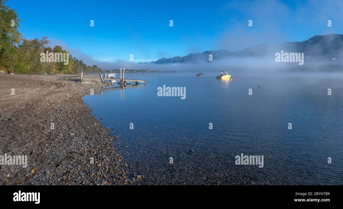 Barche in un piccolo molo sul lago Windermere nella città di Invermere, British Columbia, Canada Foto Stock