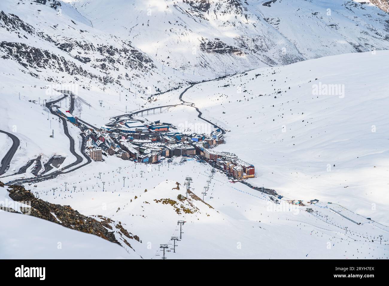 Strade che vanno e fuori Pas de la Casa città nella valle tra le montagne, Andorra Foto Stock