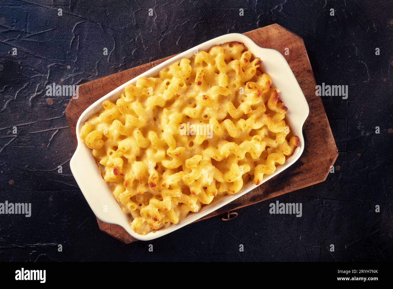 Macaroni e pasta al formaggio in casseruola, ripresa dall'alto su sfondo nero Foto Stock
