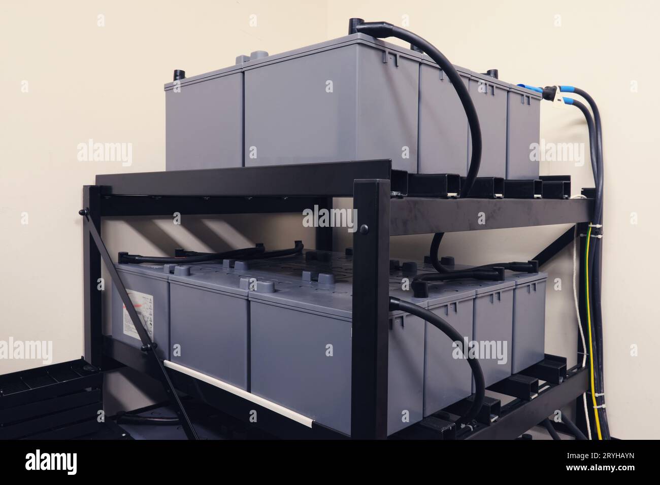 La tensione di rete nella sala server è protetta da una tecnologia avanzata della batteria del modulo UPS. Foto Stock