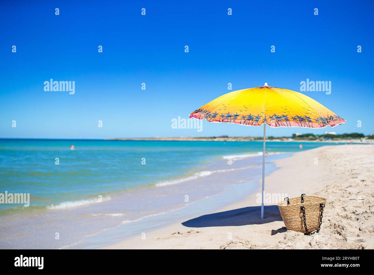 Ombrellone con sacco di paglia sulla spiaggia tropicale Foto Stock