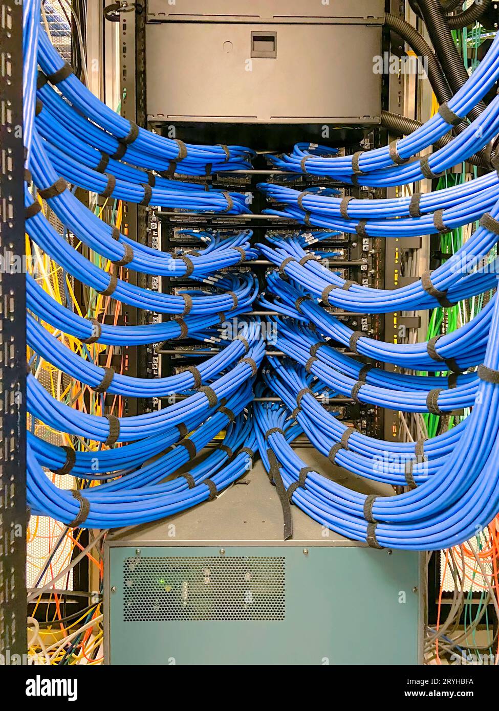 Infrastruttura di cavi in rame montata in un rack per apparecchiature IT Foto Stock
