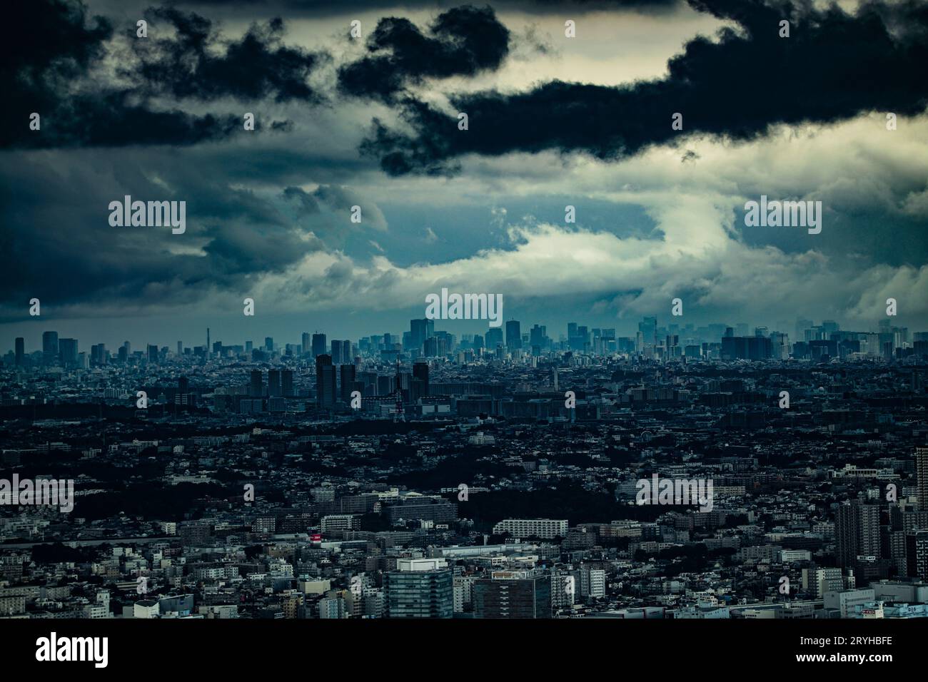 Una città di Tokyo coperta di nuvole Foto Stock