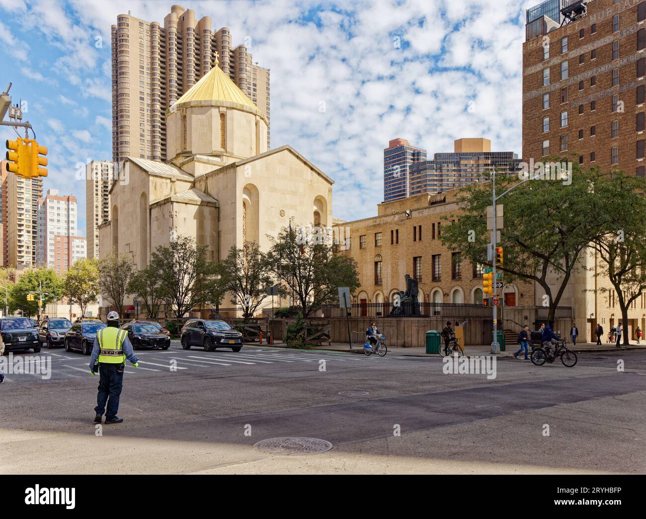 Cupola d'oro di St. La cattedrale apostolica armena di Vartan sorge da una piazza rialzata sulla 2a strada; il sito ospita anche un centro culturale e uffici della diocesi. Foto Stock