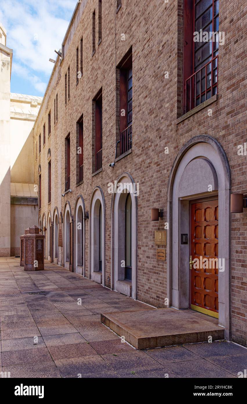 Cupola d'oro di St. La cattedrale apostolica armena di Vartan sorge da una piazza rialzata sulla 2a strada; il sito ospita anche un centro culturale e uffici della diocesi. Foto Stock