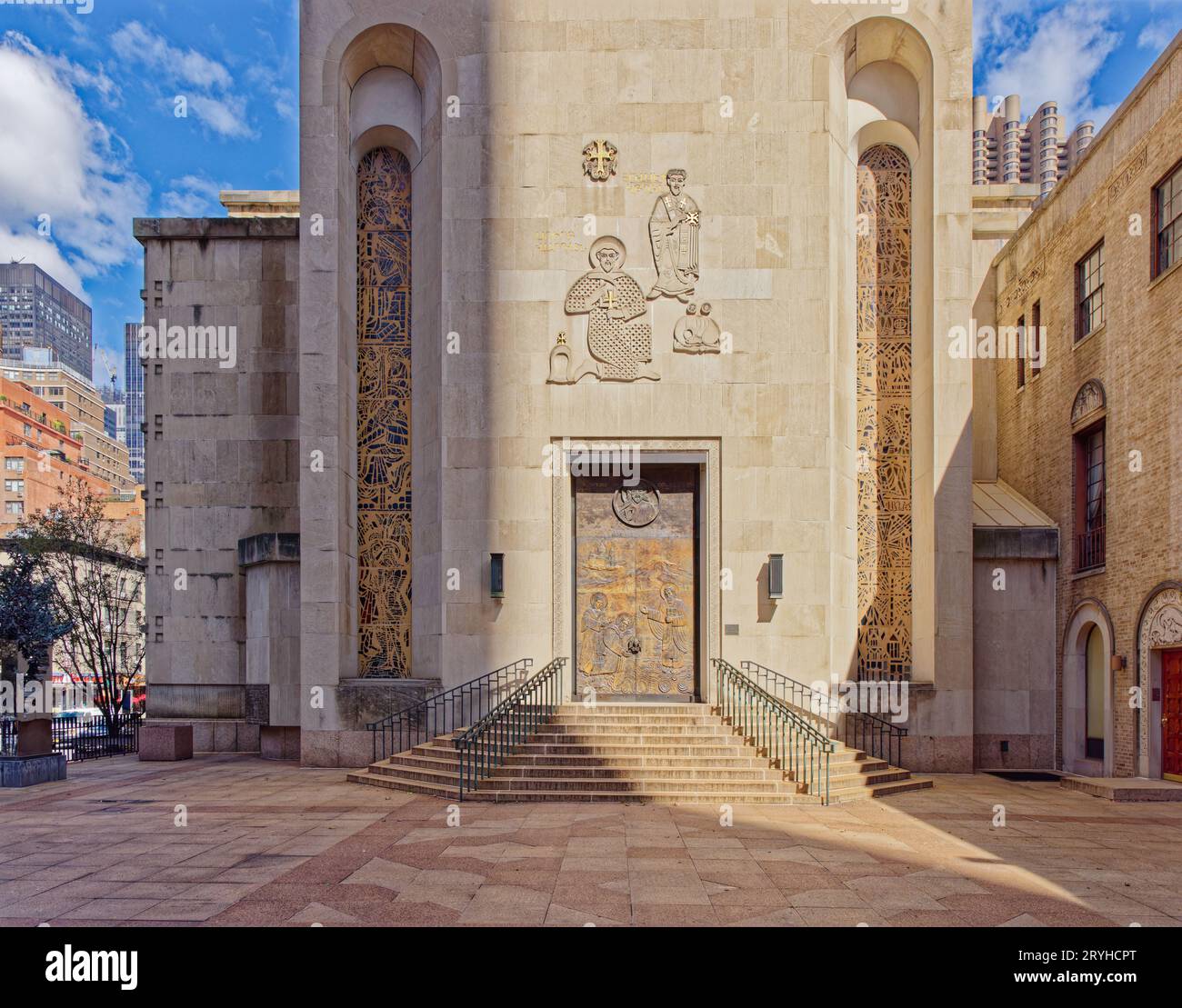 Cupola d'oro di St. La cattedrale apostolica armena di Vartan sorge da una piazza rialzata sulla 2a strada; il sito ospita anche un centro culturale e uffici della diocesi. Foto Stock
