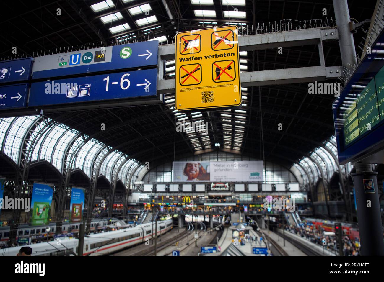 Amburgo, Germania. 1 ottobre 2023. Un cartello informa sulla nuova zona di divieto delle armi ("armi vietate") con pittogrammi su un cartello informativo della stazione centrale di Amburgo. Crediti: Gregor Fischer/dpa/Alamy Live News Foto Stock