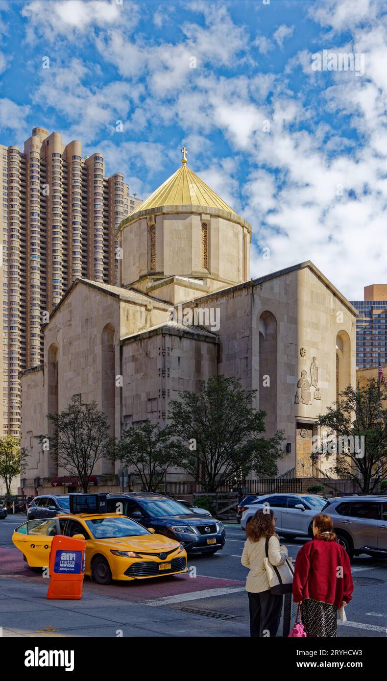 Cupola d'oro di St. La cattedrale apostolica armena di Vartan sorge da una piazza rialzata sulla 2a strada; il sito ospita anche un centro culturale e uffici della diocesi. Foto Stock