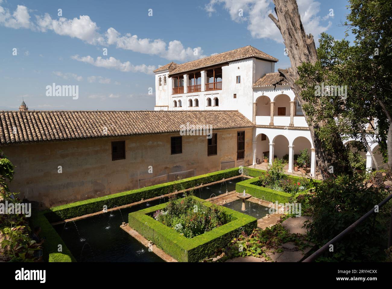 Patio de la Sultana nel Palazzo Almunia del Generalife con vista sul giardino, cipresso asciutto e archi della facciata del palazzo Foto Stock