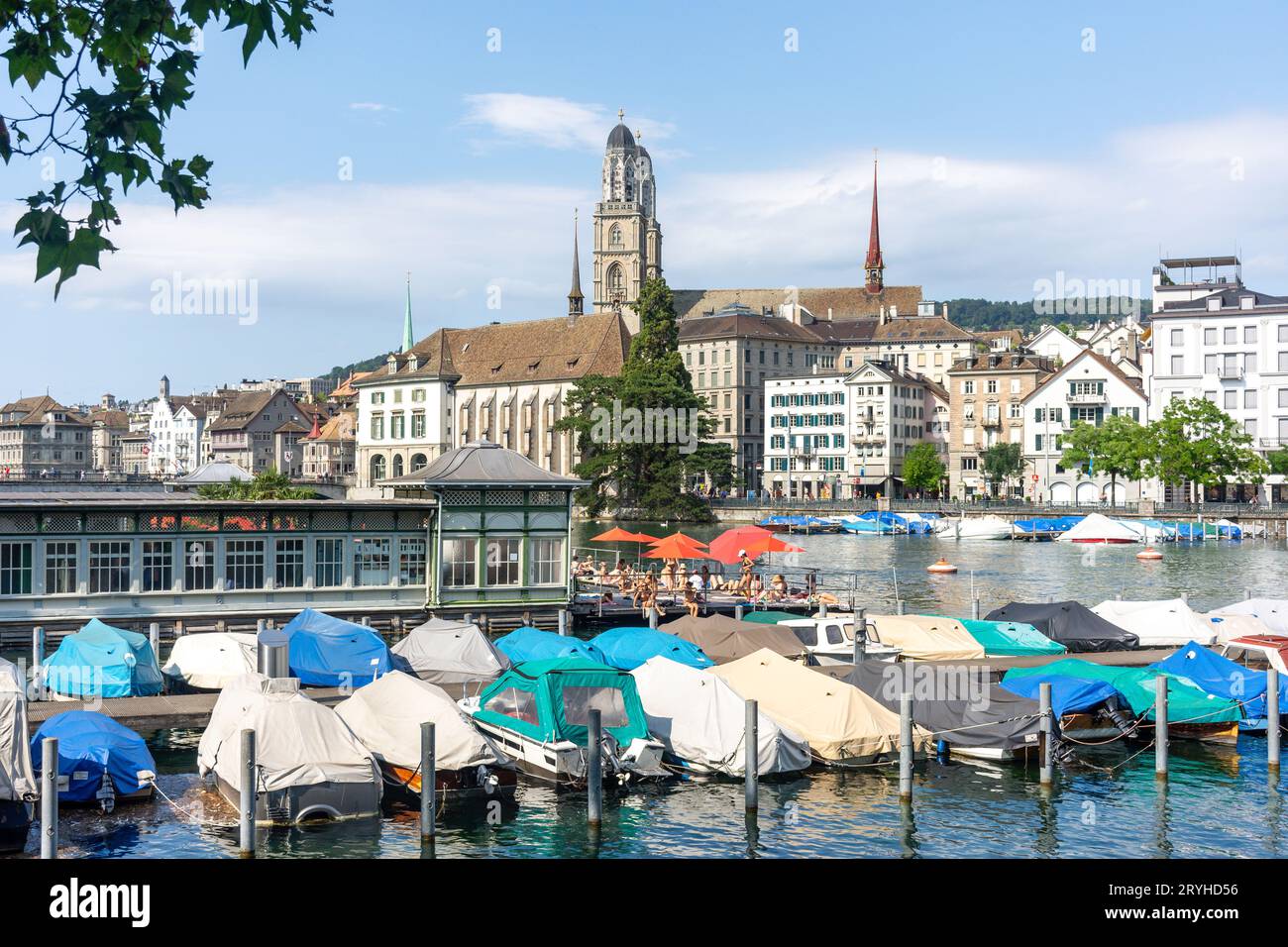 Die Altstadt (città vecchia) e fiume Limmat da Stadthausquai, città di Zürich, Zürich, Svizzera Foto Stock